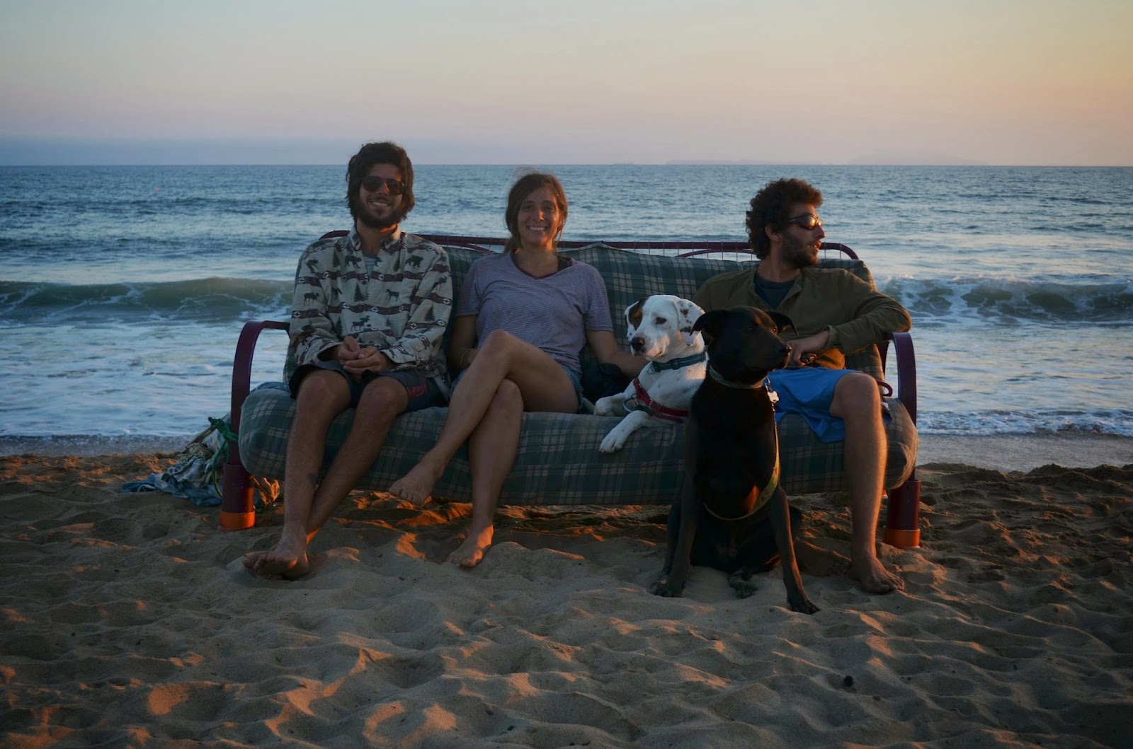 Τρεις φίλοι, δύο σκυλιά, ένας καναπές, ταξίδι